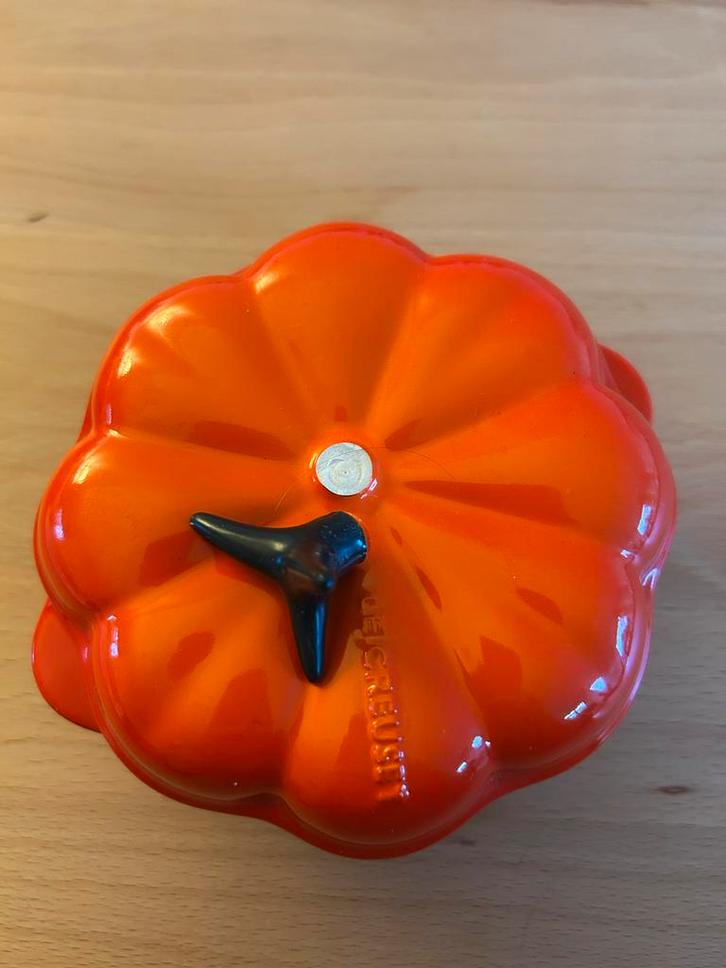 Le Creuset Mini Cocotte Pompoen met kapot steeltje., Huis en Inrichting, Keuken | Potten en Pannen, Zo goed als nieuw, Overige materialen