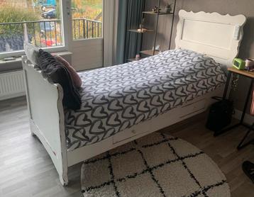 Bed voor meiden beschikbaar voor biedingen