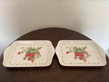 Twee vintage melamine dienbladen aardbei ontwerp beschikbaar voor biedingen