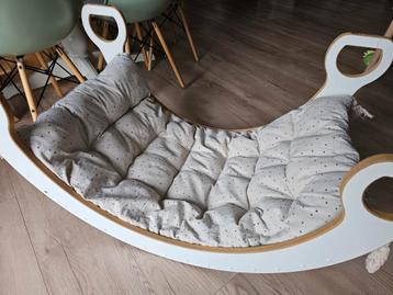 Schommelstoel/Klimboog met Kussen & Tafel beschikbaar voor biedingen
