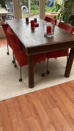 Donkere hardhouten tafel met 4 rode stoelen., Huis en Inrichting, Complete eetkamers, 4 tot 6 stoelen, Gebruikt, Ophalen