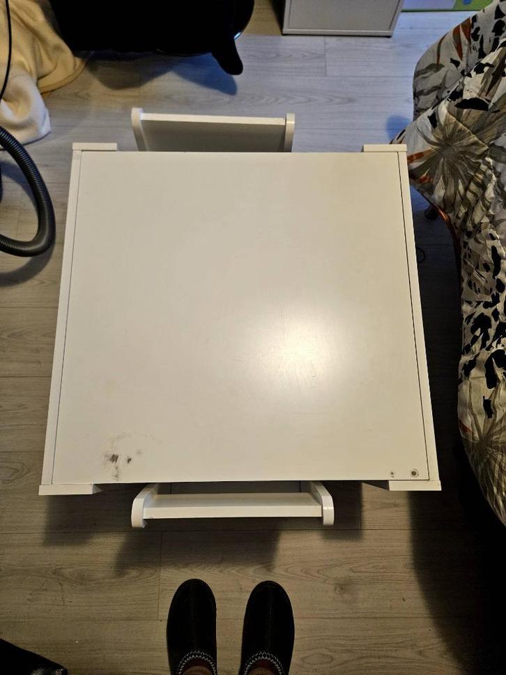 Kindertafel met 2 stoelen + een ingebouwde speelbak, Kinderen en Baby's, Kinderkamer | Tafels en Stoelen, Gebruikt, Tafel(s) en Stoel(en)