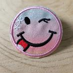 Strijk embleem applicatie Patch smiley blauw roze, Hobby en Vrije tijd, D, Nieuw, Ophalen of Verzenden, D