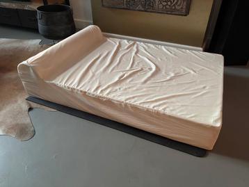 Orthopedisch hondenbed beschikbaar voor biedingen