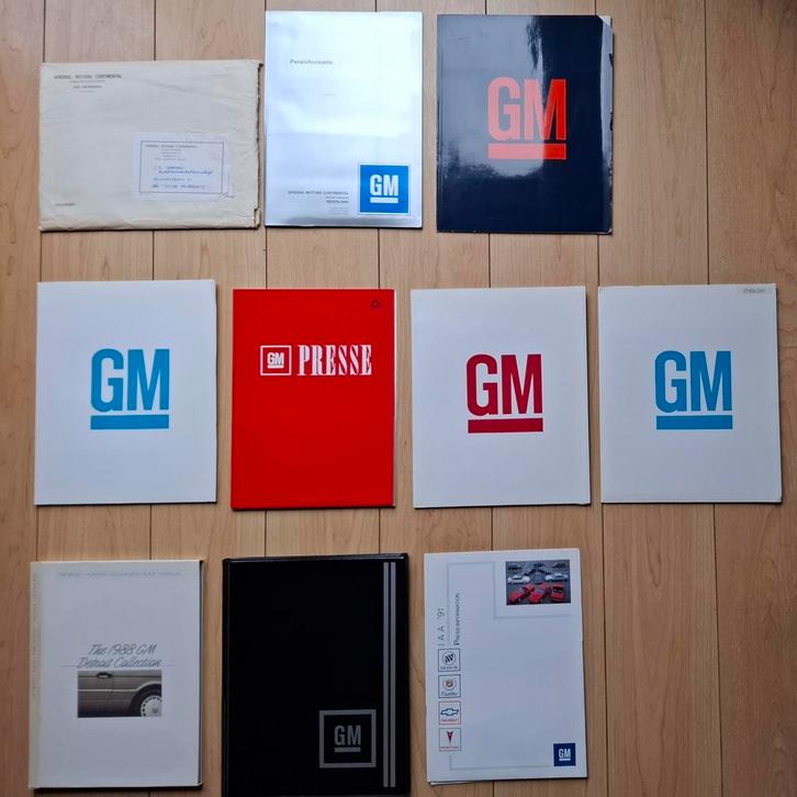 GM, 10 Persmappen, meeste met zwart wit persfoto's.  € 17,50, Boeken, Auto's | Folders en Tijdschriften, Zo goed als nieuw, Overige merken