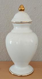 Mooie witte deksel vaas met vergulde dop en sierlijke lijnen, Wit, Aardewerk of Porselein, Ophalen of Verzenden, Zo goed als nieuw