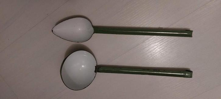 Twee Reseda Groene Lepels - Vintage, Antiek en Kunst, Antiek | Emaille, Ophalen of Verzenden