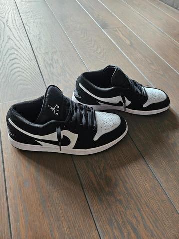 Nike Jorden Low zwart/wit beschikbaar voor biedingen