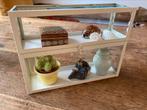 Leuk vitrinekastje/showcase/display met 2 lagen, wit metaal, Huis en Inrichting, Kasten | Vitrinekasten, Ophalen of Verzenden