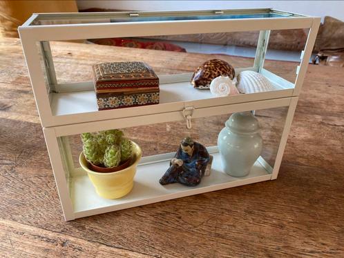 Leuk vitrinekastje/showcase/display met 2 lagen, wit metaal, Huis en Inrichting, Kasten | Vitrinekasten, Zo goed als nieuw, Metaal