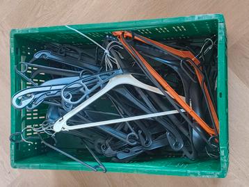 Set of Mixed Clothes Hangers – 30 pcs beschikbaar voor biedingen
