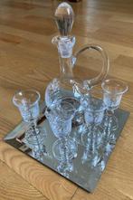 Karaf set op spiegelplateau 4 glaasjes met gravering, Antiek en Kunst, Antiek | Glas en Kristal, Ophalen of Verzenden