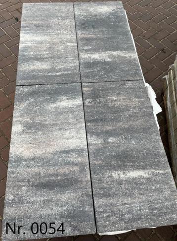 0054 Restpartij betontegels 30x60x4  37,44 m² beschikbaar voor biedingen