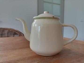 klein witemaille theepotje wit met groene rand beschikbaar voor biedingen