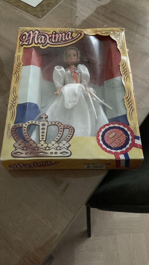Barbiepop koningin Maxima, Kinderen en Baby's, Speelgoed | Poppen, Gebruikt, Barbie, Ophalen of Verzenden