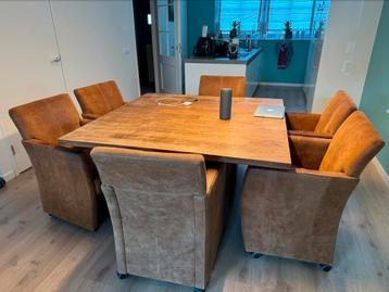 Vierkante tafel met 6 geruwde suede stoelen beschikbaar voor biedingen