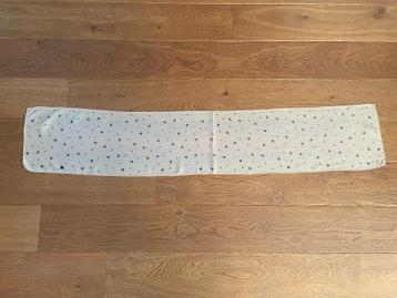 Oker sjaal met bloemetjes beschikbaar voor biedingen