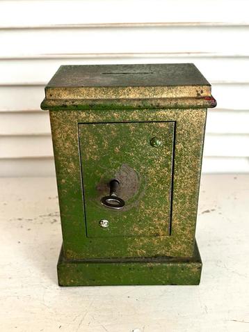 Antieke kluis spaarpot met sleutel groen met rood metaal beschikbaar voor biedingen