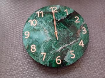 Mooie groene wandklok beschikbaar voor biedingen