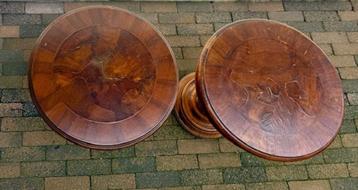 2x VINTAGE Bijzettafels diamtr 50cm, notenfineer & massief beschikbaar voor biedingen