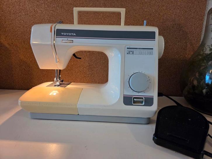 Toyota naaimachine met hoes en pedaal, Hobby en Vrije tijd, Naaimachines en Toebehoren, Gebruikt, Naaimachine, Overige merken