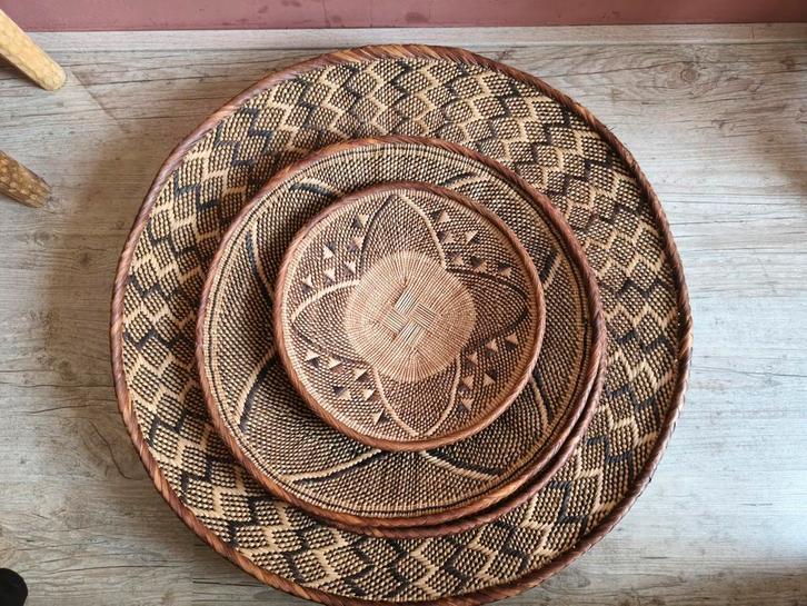 Afrikaanse manden set van 4, Huis en Inrichting, Woonaccessoires | Schalen en Manden, Gebruikt, Mand, Rond, Riet, Ophalen of Verzenden