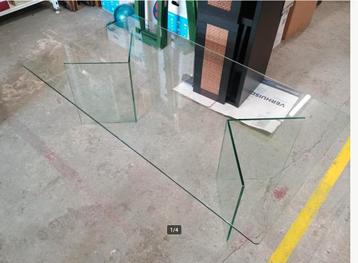 prachtige salontafel van dik glas met bijzonder onderstel beschikbaar voor biedingen