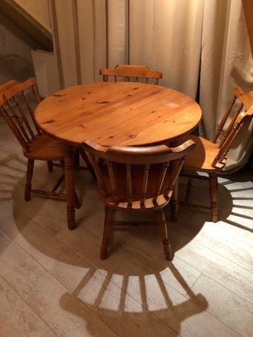 Vintage massief houten ronde tafel met 4 stoelen beschikbaar voor biedingen