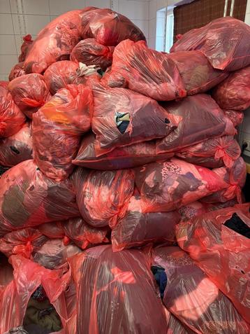 Zak met gemixte kleding beschikbaar voor biedingen