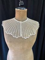 Antieke crème kleurige kraag met knoop sluiting, Antiek en Kunst, Antiek | Kleding en Accessoires, Ophalen of Verzenden