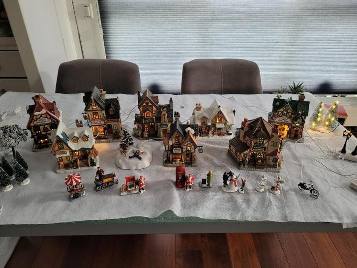 Lemax kerstdorp 8 huisjes, 1 Angel Wings incl. accessoires, Diversen, Kerst, Zo goed als nieuw, Ophalen