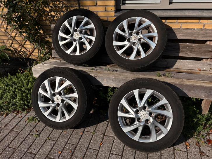 Toyota lichtmetalen wielen 16 inch - met zomerbanden, Auto-onderdelen, Banden en Velgen, Banden en Velgen, Zomerbanden, 16 inch