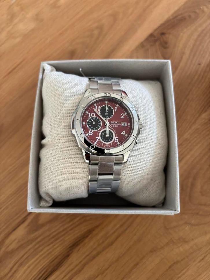 SEIKO SND495 met rode wijzerplaat, Sieraden, Tassen en Uiterlijk, Horloges | Heren, Nieuw, Polshorloge, Seiko, Staal, Staal, Ophalen of Verzenden