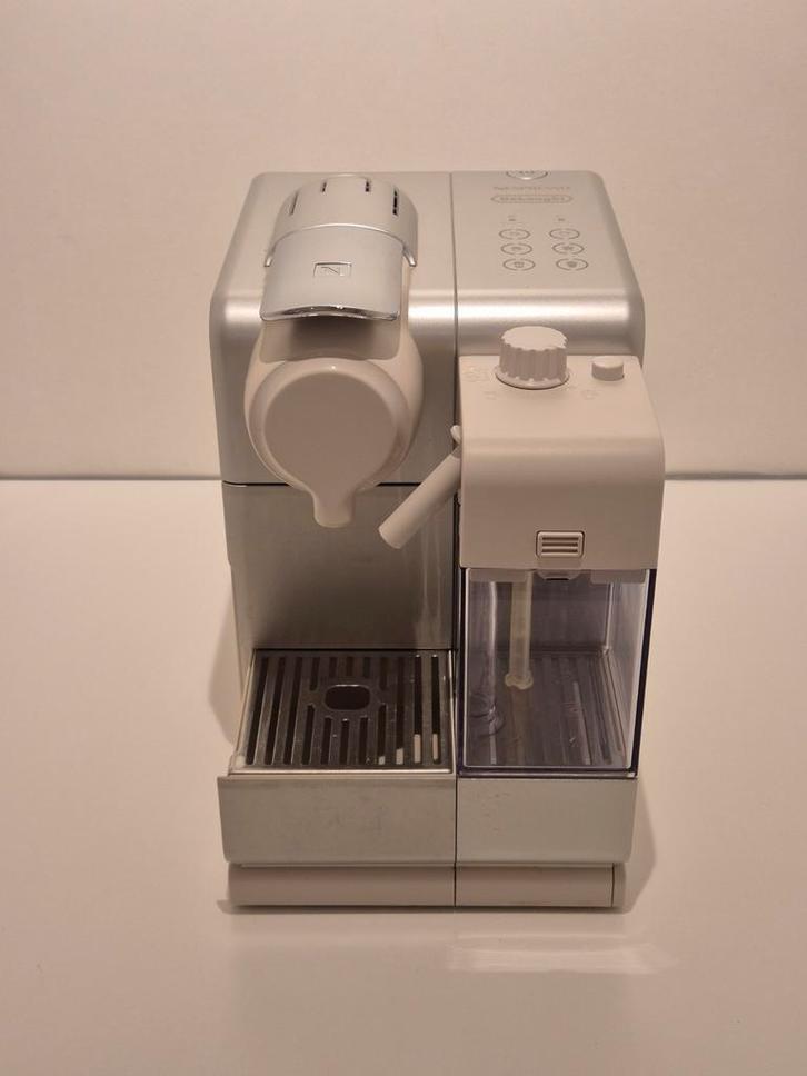 Nespresso De'Longhi Lattissima Touch EN560.S ZGAN, Witgoed en Apparatuur, Koffiezetapparaten, Zo goed als nieuw, Koffiepads en cups