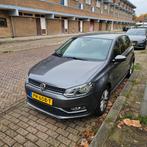 Volkswagen Polo 1.2 TSI 2017 Grijs met underseat subwoofer, Auto's, 4 cilinders, Leder en Stof, Origineel Nederlands, Handgeschakeld