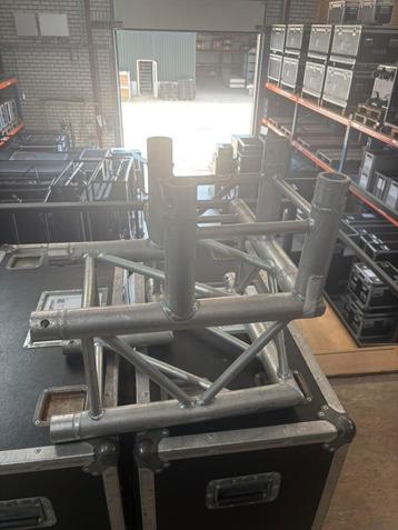 Eurotruss fd34 hoek 90gr met doen (zit deukje in) beschikbaar voor biedingen