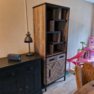Kast met planken en lades beschikbaar voor biedingen