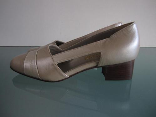 ALEXANDRIA Nieuwe beige pumps 42, Kleding | Dames, Schoenen, Nieuw, Pumps, Beige, Verzenden