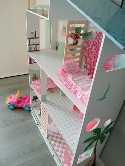 Houten poppenhuis met Barbies en kleertjes 110x129x29,5 cm, Kinderen en Baby's, Speelgoed | Poppenhuizen, Zo goed als nieuw, Poppenhuis