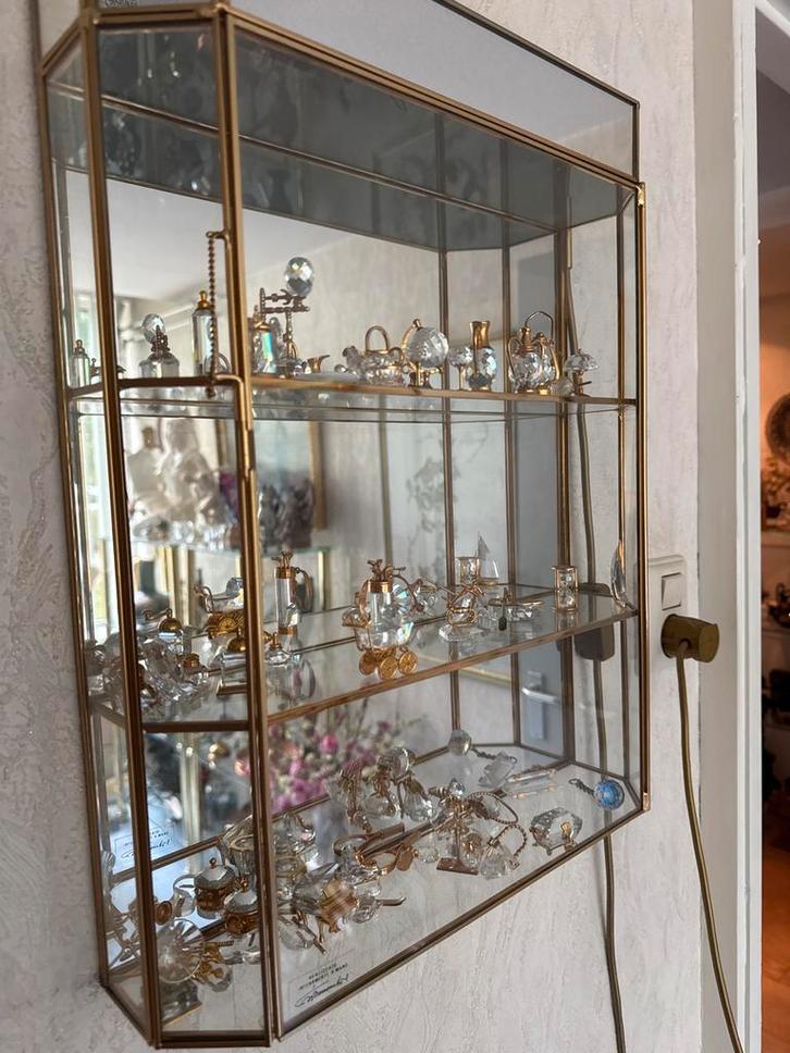 Glazen Vitrinekast met Gouden Details, Huis en Inrichting, Kasten | Vitrinekasten, Zo goed als nieuw, Minder dan 100 cm, Minder dan 50 cm