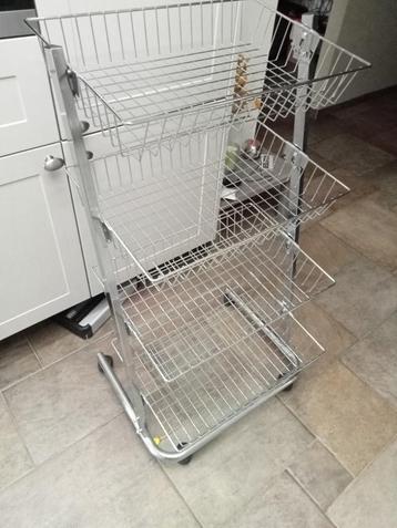 Presentatierek met 4 rechthoekige manden 60x120cm beschikbaar voor biedingen