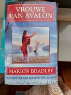Marion Zimmer Zimmer Bradley - Vrouwe van Avalon, Ophalen of Verzenden, Zo goed als nieuw, Marion Zimmer Zimmer Bradley