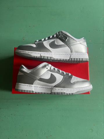 Nike dunk low metallic silver maat 42.5 beschikbaar voor biedingen