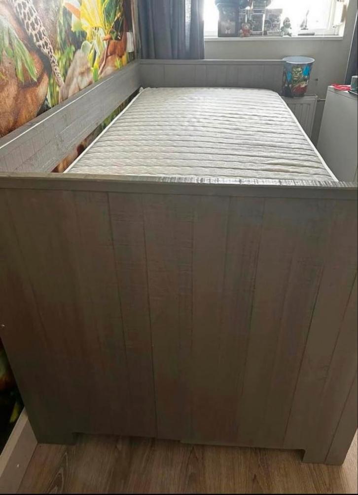 Eenpersoonsbed met opberglades, Huis en Inrichting, Slaapkamer | Bedden, Gebruikt, Eenpersoons, 90 cm, 200 cm, Hout, Grijs, Ophalen of Verzenden