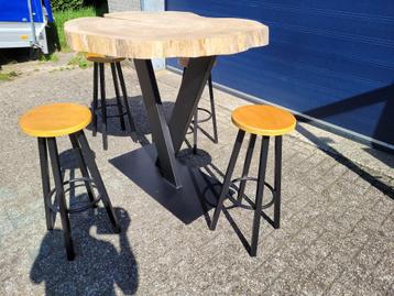 laatste nieuwe statafel + 4 krukken massief eiken boomstam beschikbaar voor biedingen