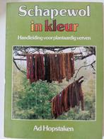 Schapenwol in kleur Handleiding voor plantaardig verven, Gelezen, AD Hopstaken, Ophalen of Verzenden, Overige onderwerpen