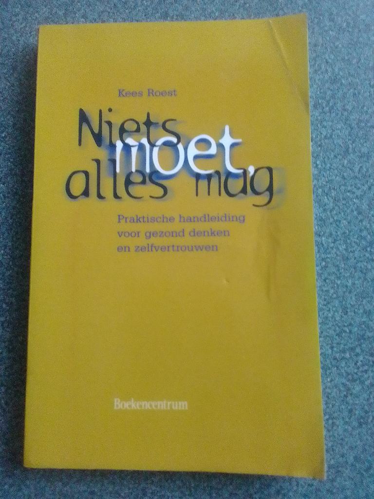 Niets moet, alles mag / Kees Roest, Boeken, Ophalen of Verzenden, Zo goed als nieuw