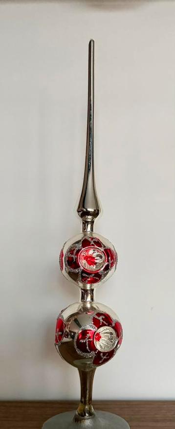 Vintage kerstboompiek met deukballen, zilver met rood beschikbaar voor biedingen