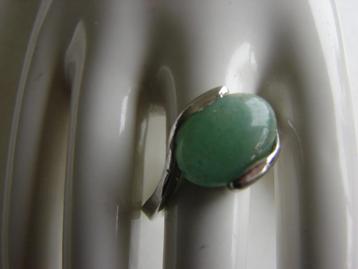 Nieuwe verzilverde ring met jade maat 20. beschikbaar voor biedingen