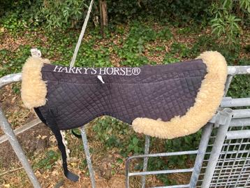 Zadel onderlegger, bontje Merinowol Harry’s Horse beschikbaar voor biedingen